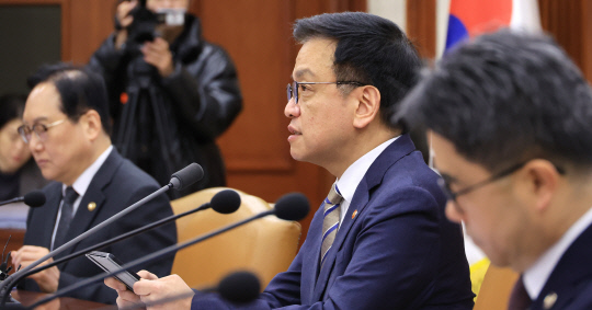 최상목 부총리 겸 기획재정부 장관이 15일 서울 종로구 정부서울청사에서 열린 경제관계장관회의 겸 산업경쟁력강화 관계장관회의에서 발언하고 있다. 연합뉴스